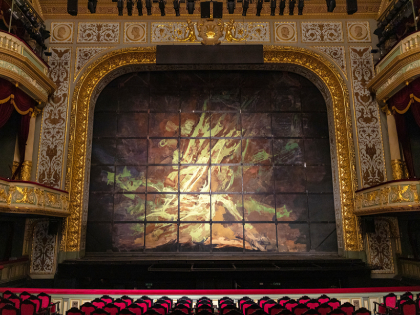 Operas Lielā zāle ar nolaistu apgleznoto dzelzs priekškaru.