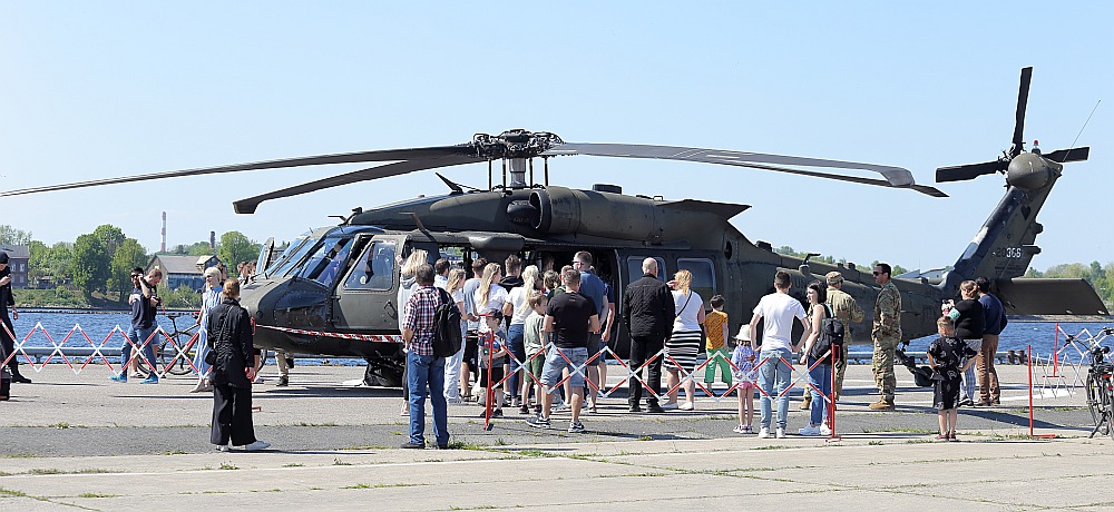Pasažieru ostā piestāj NATO kuģi un tehnika. Helikopters.
