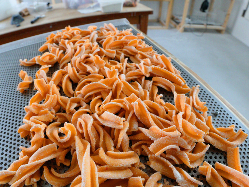 Tikko pagatavotie svaigie makaroni pirms kaltēšanas, kas ilgs 8–9 stundas.