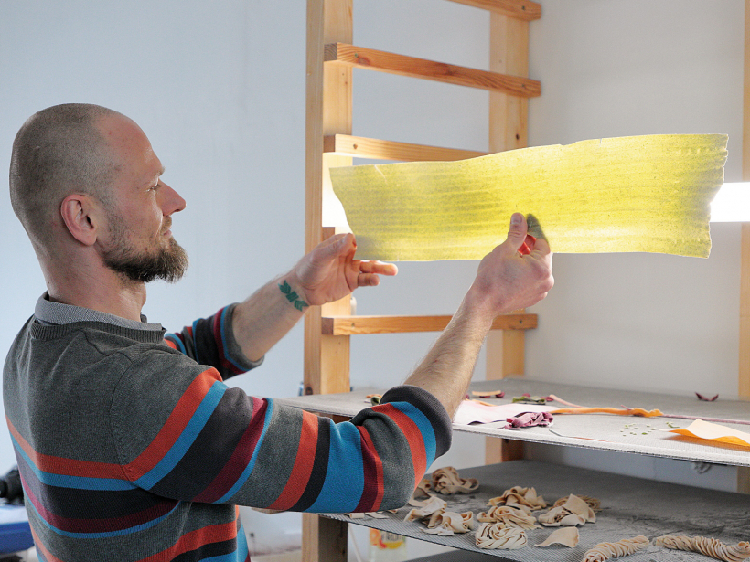 Makaronu mīklas plāksnēs ļoti labi var redzēt sasmalcināto zaļumu un dārzeņu daļiņas