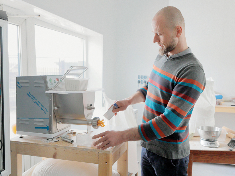 Darbadienas laikā no makaronu mašīnas iznāk laukā ap 30 kg dažāda biezuma makaronu, tie tikai jānogriež vajadzīgajā garumā.