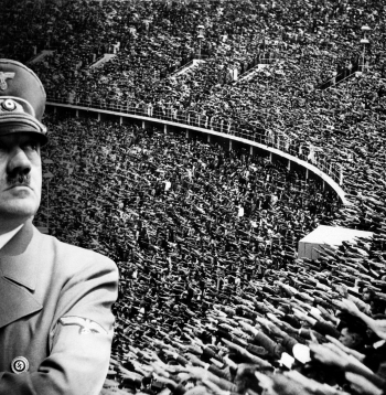 Berlīnes olimpisko spēļu atklāšanā publika ar nacistu sveicienu uzgavilēja Ādolfam Hitleram.