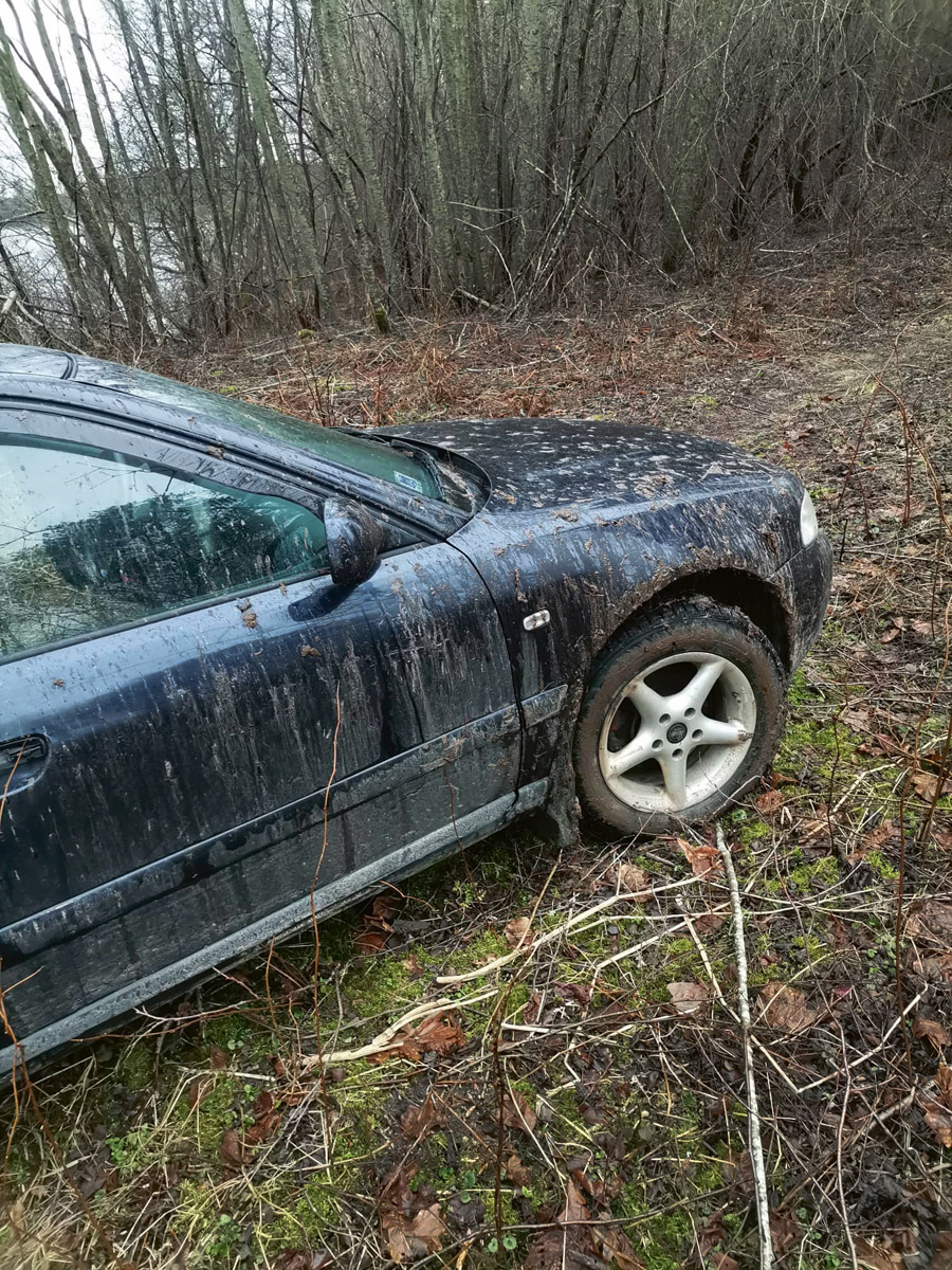 Uz iecerēto copes vietu netiekam, jo auto iegrimst dubļos.