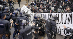 Policija protesta laikā cenšas savaldīt skvotošanas aizstāvjus.