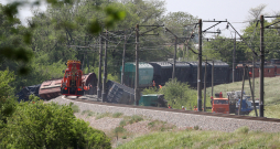 Okupētajā Krimā netālu no Simferopoles ceturtdien, saspridzināto sliežu dēļ, no sliedēm noskrēja kravas vilciens ar labību.