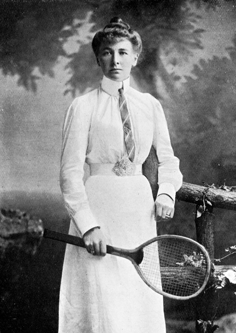 Šarlote Reinalela Kūpere uzvarēja tenisa vienspēļu sacensībās 1900. gada vasaras olimpiskajās spēlēs Parīzē un kļuva par pirmo sievieti, kas ieguvusi olimpisko zelta medaļu.