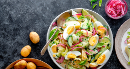 Kartupeļu un bekona salāti ar ķirbju sēklu eļļu