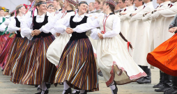 XXVII Vispārējiem latviešu dziesmu un XVII deju svētkiem gatavojas 16 410 dejotāji no 672 deju kolektīviem un 35 bērnu deju kolektīviem.