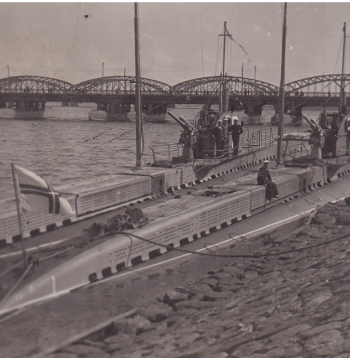Kara flotes zemūdenes "Spīdola" un "Ronis" Daugavā. Rīga, 1930. gadi.
