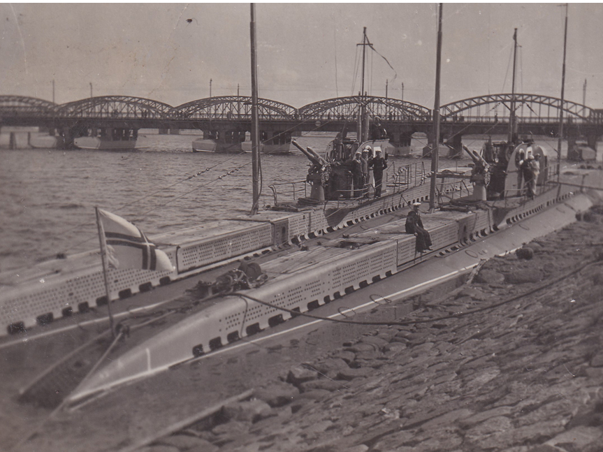 Kara flotes zemūdenes "Spīdola" un "Ronis" Daugavā. Rīga, 1930. gadi.