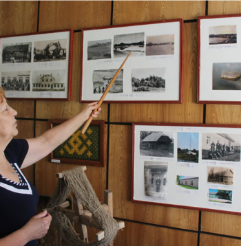 Piedrujas muzeja vadītāja Ludmila Paņko rāda vietu, kur pāri Daugavai kādreiz darbojusies pārceltuve, savienojot Piedruju Latvijā ar Druju Baltkrievijā.