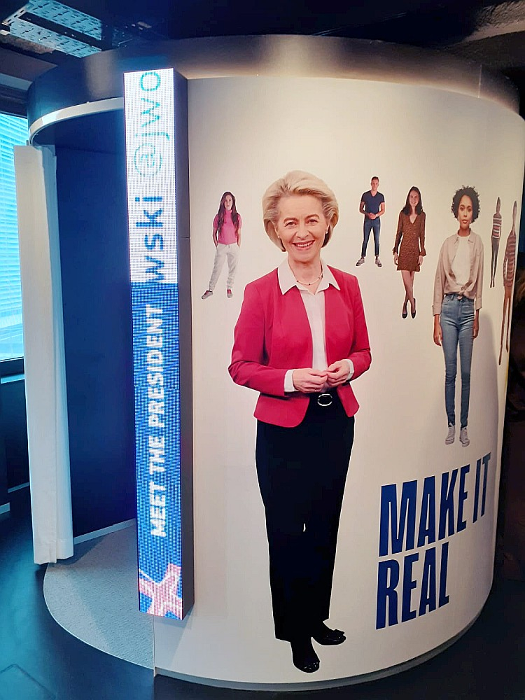 Briselē izveidotā interaktīvā izstādē "Pieredzi Eiropu" īpašā kabīnē var "satikt" pašu fon der Leienas kundzi un ar viņu arī sarunāties.