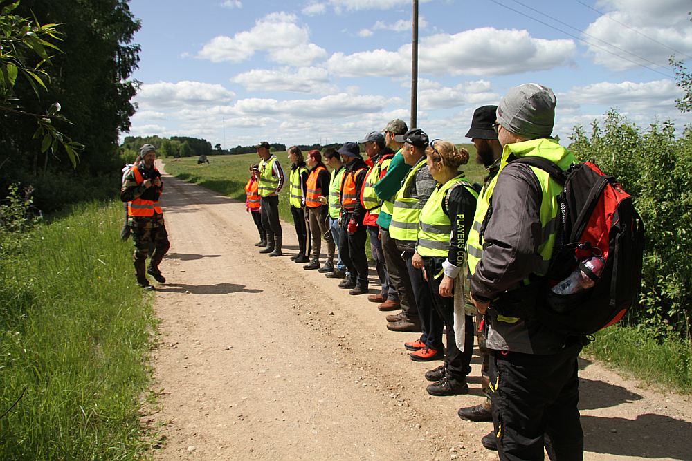 “Bezvests. lv” instruktors Ņiva dod norādījumus 7. meklēšanas grupai.