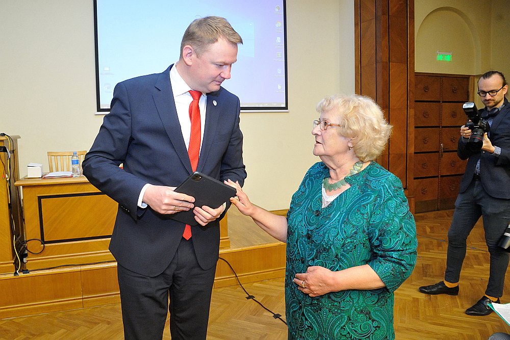 Latvijas Pensionāru federācijas priekšsēdētāja Aija Barča un Saeimas priekšsēdētājs Edvards Smiltēns.