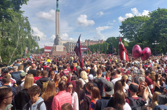 Desmitiem tūkstoši cilvēku pie Brīvības pieminekļa sagaida Latvijas hokeja izlasi.