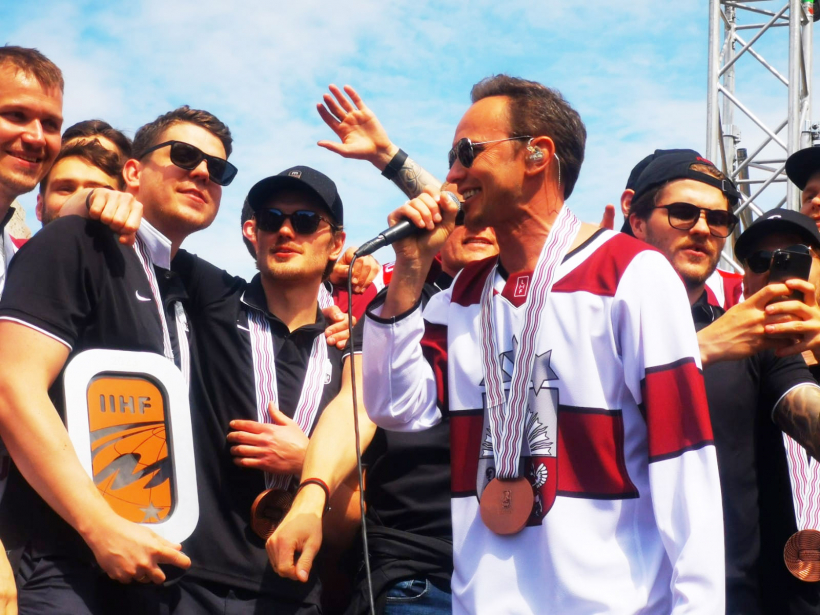 Cilvēki pie Brīvības pieminekļa sagaida hokeja varoņus.