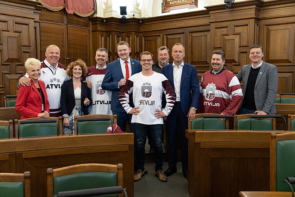 Deputāti pēc Latvijas uzvaras pulcējās Saeimā, lai lemtu par grozījumiem likumā "Par svētku, atceres un atzīmējam dienām". Sēžu zālē valdījis īpašs noskaņojums.