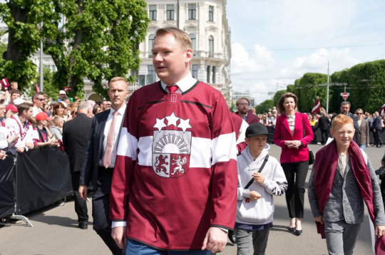 Saeimas priekšsēdētājs Edvards Smiltēns 29. maijā pie Brīvības pieminekļa, kur notika Latvijas hokeja izlases sagaidīšana.