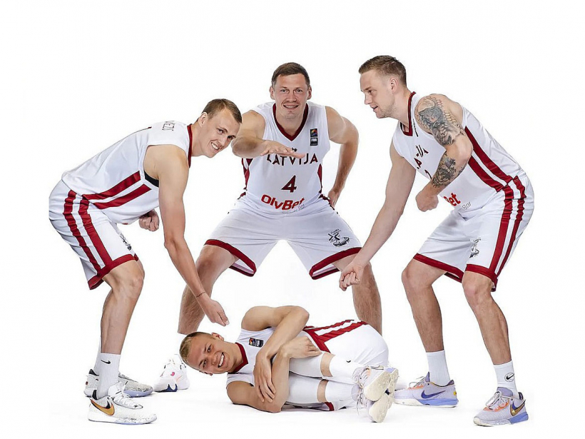 Latvijas 3x3 basketbola izlase pirms Pasaules kausa iedvesmojas no hokejistu panākumiem. Debitantam Francim Lācim šajā foto ripas loma.