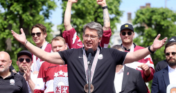 Latvijas hokeja izlase un tās galvenais treneris Harijs Vītoliņš komandas svinīgajā sveikšanā pie Brīvības pieminekļa izbaudīja līdz šim nepieredzētas sajūtas.
