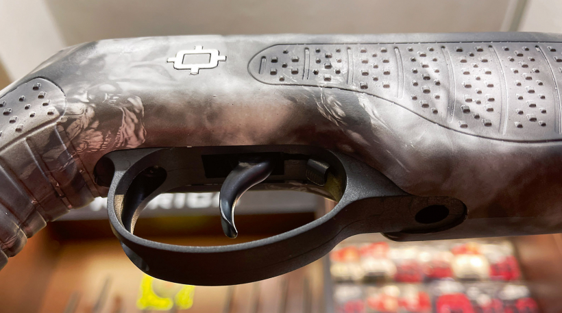 Drošinātāja slēdzis ir apakšpusē blakus sprūda mēlītei.