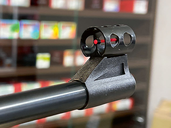 Parasti priekšējā tēmēkļa aizsarglociņš ir no plastmasas, bet "Norica" to izstrādājusi no metāla.