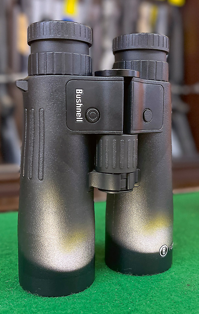 Binoklis "Bushnell Fushion X Black 10x42". Tālmēra vadība notiek ar divām pogām. Viena ir paredzēta ieslēgšanai, otra iestatījumu regulēšanai. Specifikācijas Attēla palielinājums: 10 x Objektīva lēcas: 42 mm Minimālais fokusa attālums: 6,4 m Svars: 992 g Piedāvā: veikals Huberts