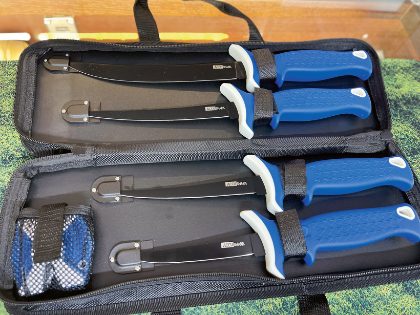 Četri dažāda izmēra filejas naži, kas paredzēti zivīm.