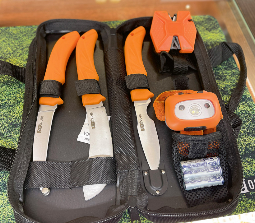 Medībām paredzētais komplekts.