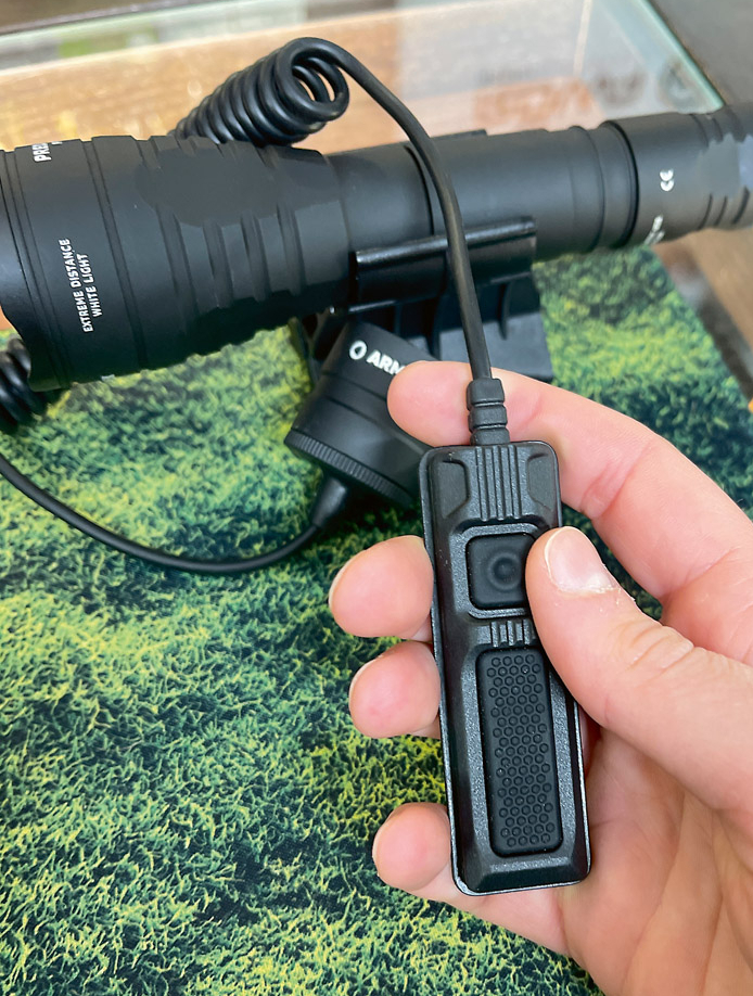 Komplektā pieejama arī tālvadības pults.