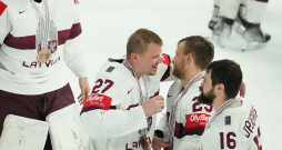 Latvijas hokeja izlases spēlētāji ar bronzas medaļām pēc pasaules hokeja čempionāta spēles starp Latvijas un ASV valstsvienībām ''Nokia arēnā'' Tamperē. Uz sporta krekla piedurknes skaidri saskatāma reklāma "Olybet Sporta bārs".