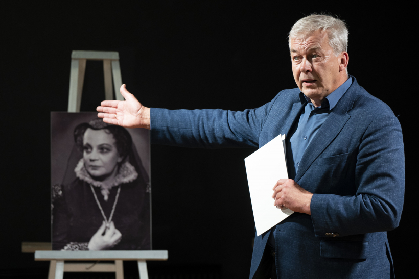 Pasniegtas Teātra dienas izcilības balvas. J. Siliņš.