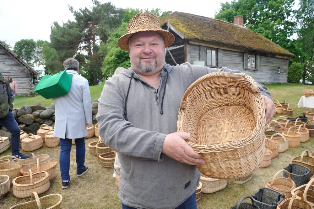 Latvijas Etnogrāfiskajā brīvdabas muzejā tradicionālais gadatirgus. Grozi.