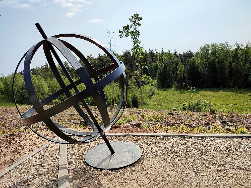 Strūves ģeodēziskais loks ir unikāla sava laika garākā un precīzākā ģeodēzisko mērījumu sistēma un izcila zinātnes vēstures attīstības liecība. Viens no šī loka punktiem – "Palzmar" – atrodas Smiltenes novada Grundzāles pagastā.