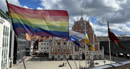 LGBTQ karogs pie Rīgas domes ēkas.