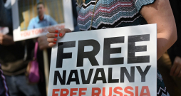 Protestētāji Londonā pie Krievijas vēstniecības ar plakātu Navaļnija atbalstam "Free Navalny. Gree Russia".