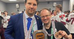 Pēteris Groms (no labās) kopā ar kolēģi Raimondu Vilkoitu ar bronzas medaļām un IIHF trešās vietas balvu. Groms un Vilkoits plecu pie pleca sēdēja ikvienā no desmit Latvijas izlases spēlēm šajā pasaules čempionātā.