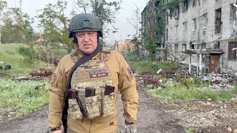 Krievijas algotņu grupējuma "Vagner" līderis Jevgeņijs Prigožins Ukrainas austrumu pilsētā Bahmutā. Kaujās par Bahmutu Krievijas spēkos galveno lomu spēlēja šī grupējuma algotņi.