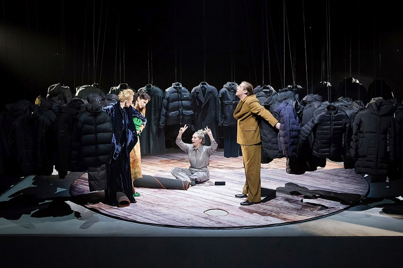 Izrādē daudzu tēlu cerības vienu pēc otras iznīcina – brutāli, bezjēdzīgi, cerot salauzt to, ko tomēr pilnībā neizdodas iznīdēt pat tad, ja cilvēki mirst.