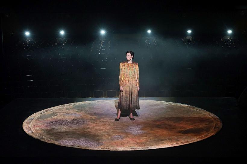 Skats no izrādes "Ar balles kurpēm Sibīrijas sniegos".