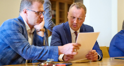Nacionālās apvienības līderis Raivis Dzintars (no kreisās) un Latvijas Zaļās partijas priekšsēdis Edgars Tavars nav gatavi piekrist premjera idejai par koalīcijas paplašināšanu.