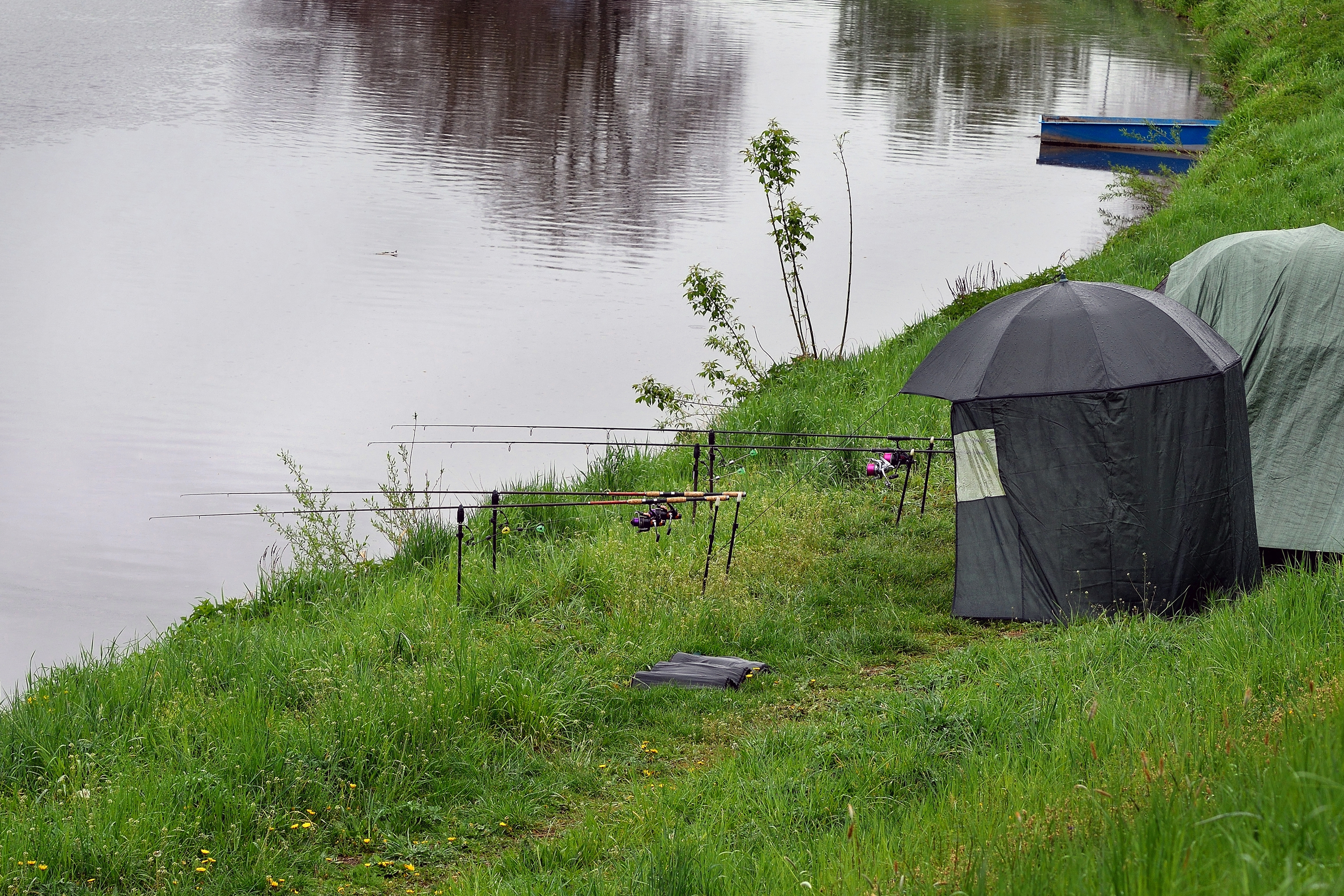 Speciālās teltis makšķernieku pasargā gan no lietus, gan vēja.