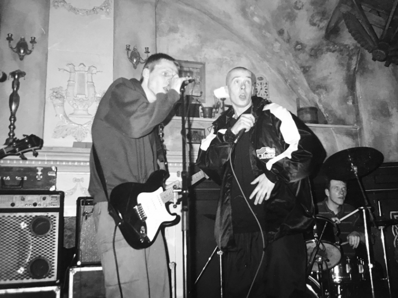 Grupas "The Satellites" koncertā kopā ar reperi Gustavo Vecrīgā īru krogā "Tim McShane" tiek izpildīta dziesma "Nekad, nekad". 1999 gads.