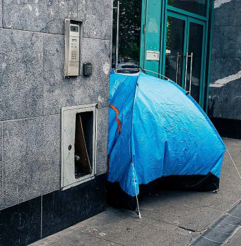 Bezpajumtnieka telts uz ielas Dublinas centrā.