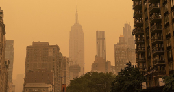 Kanādas ugunsgrēku dūmi sasnieguši Ņujorku, kuru klāj biezs oranžs smogs. Veselības riskam pakļautajām iedzīvotāju grupām ieteikts palikt iekštelpās.