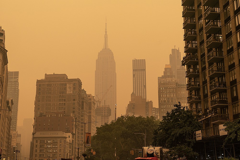 Kanādas ugunsgrēku dūmi sasnieguši Ņujorku, kuru klāj biezs oranžs smogs. Veselības riskam pakļautajām iedzīvotāju grupām ieteikts palikt iekštelpās.