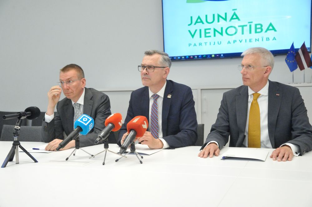 Edgars Rinkēvičs, Ainars Latkovskis un Ministru prezidents Krišjānis Kariņš. 