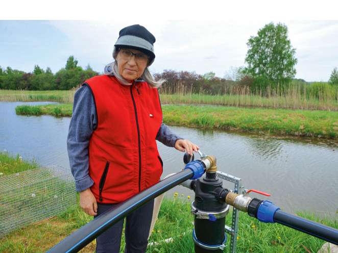 Zemnieku saimniecības "Spriguļi" saimniece Lilija Rancāne demonstrē pirms diviem gadiem par ES atbalsta naudu uzstādīto sūkni, kas nodrošina ūdens padevi aveņu laistīšanas sistēmai. Tā audzētājam, ja viņš ievēro citus audzēšanas tehnoloģijas nosacījumus, ļauj celt ražību. 