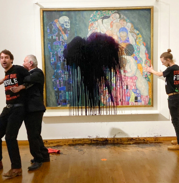 2022. gada 15. novembrī protestētāji no grupas “Pēdējā paaudze” Leopolda muzejā Vīnē aplēja Gustava Klimta gleznas “Nāve un dzīvība” aizsargstiklu ar melnu krāsu.