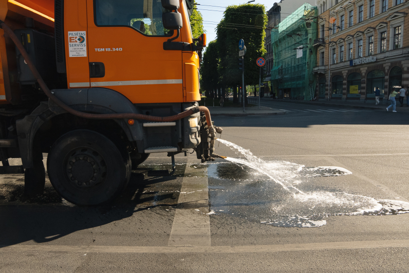 Putekļu mazināšanas nolūkos Rīgā turpinās ielu laistīšana.